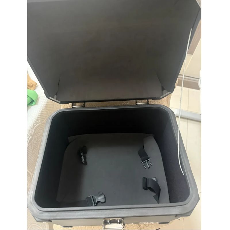 Baú Bauleto de Alumínio Preto Urban 35L Bráz Acessórios parte interna
