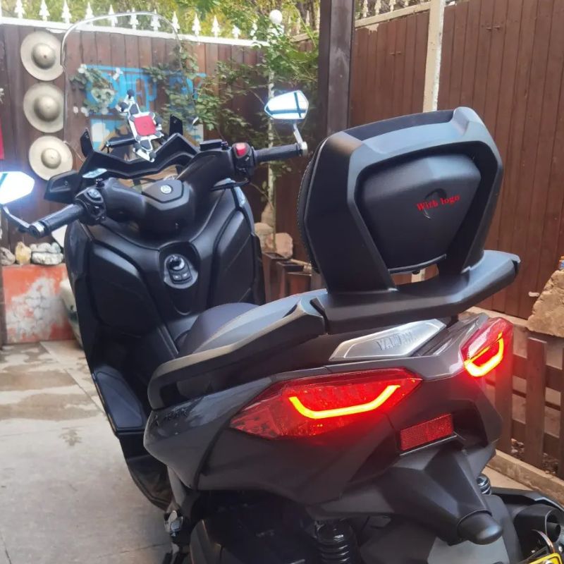: Encosto garupa preto para Yamaha Xmax 250 visto de trás