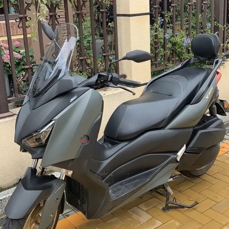 : Encosto garupa preto para Yamaha Xmax 250 visto de frente